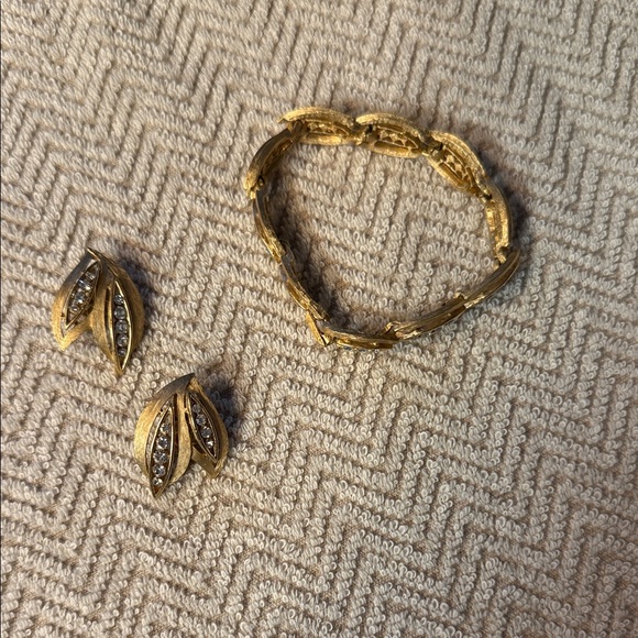 Jewelry - Vintage Elegant Gold and Silver Jewelry Set